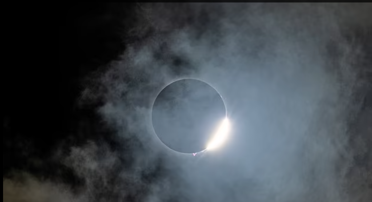 NASA зафиксировало розовые вспышки на Солнце во время затмения: фото